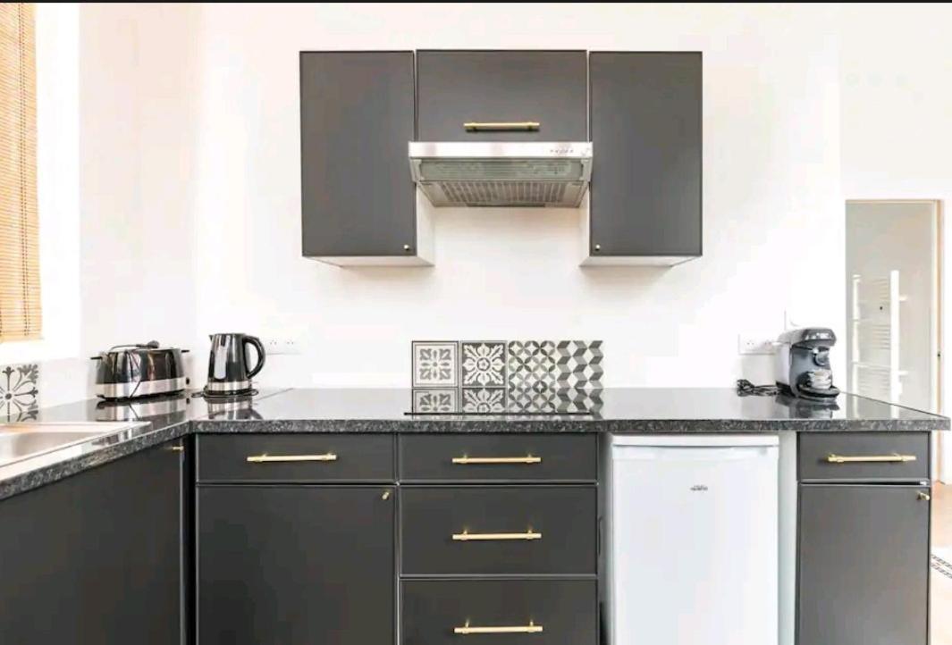 Apartment 4 *